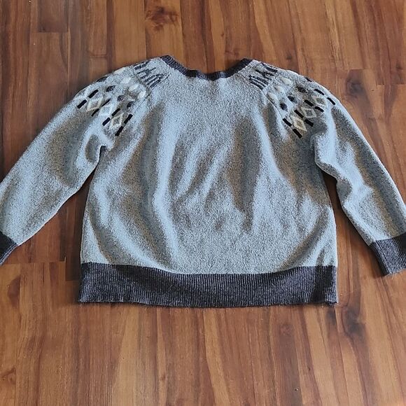 Gray Diamond Pattern Crewneck Sweater - Picture 5 of 5